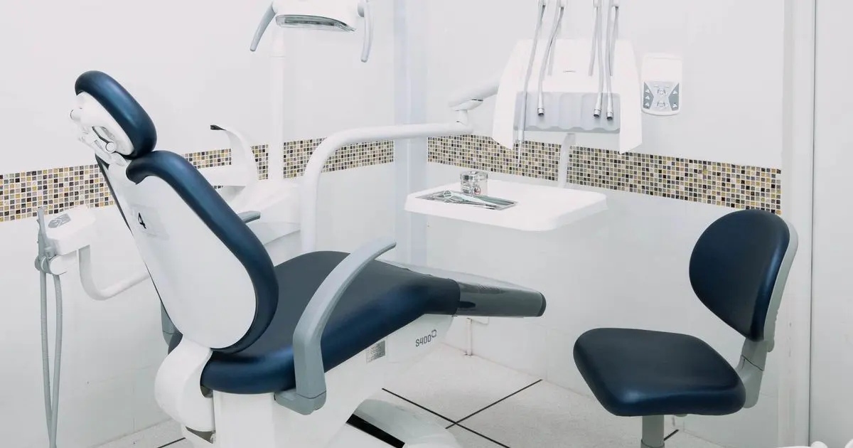 Phòng khám nha khoa sạch sẽ với ghế điều trị và thiết bị